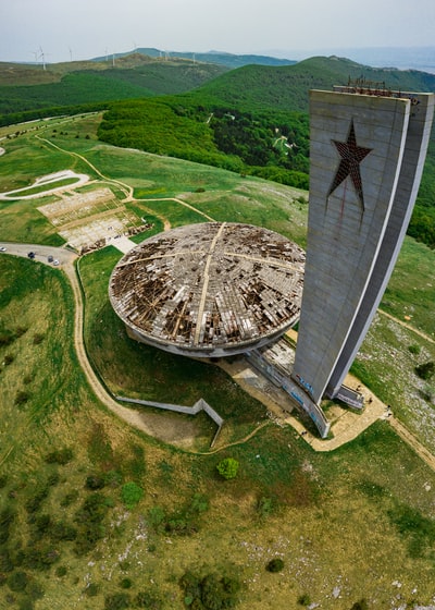 白天绿色草地鸟瞰图